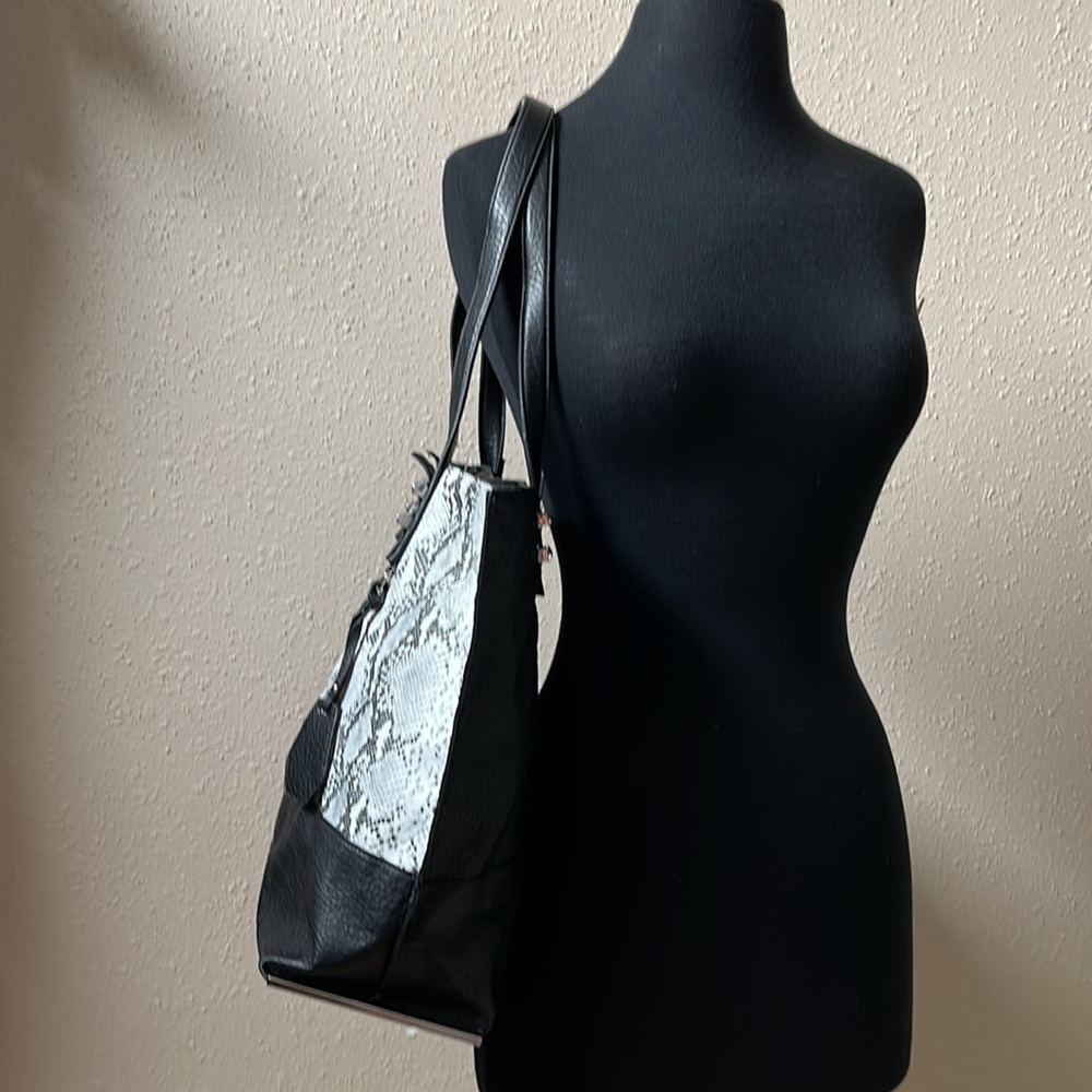 Gently Used Jessica Simpson Tote Bag - Picture 2 of 9